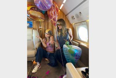 Самая красивая женщина в мире показала убранство своего самолета ко дню рождения