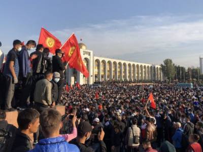 В центре Бишкека начались массовые столкновения, слышна стрельба