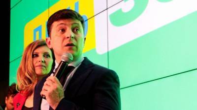 Рейтинг Зеленского и его партии рухнул