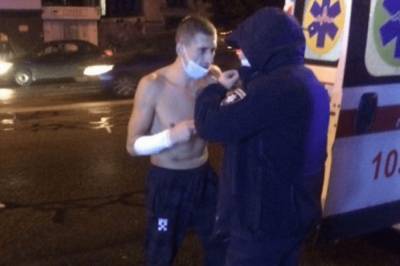 В Киеве неадекватный мужчина бегал среди машин и делал "розочки" из бутылок (фото)