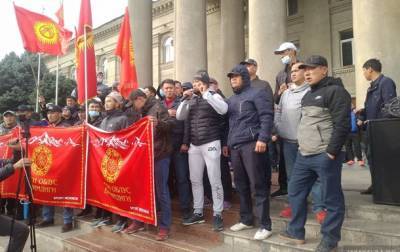 В Бишкеке начались столкновения между митингующими со стрельбой