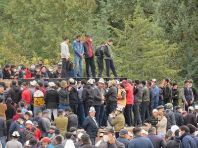 На территории Бишкека введен режим ЧС. В центре города слышны выстрелы