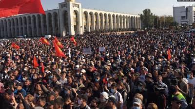 В центре Бишкека слышны выстрелы