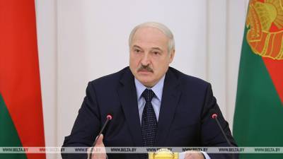 Лукашенко попросил "просто потерпеть" и не сравнивать Белоруссию с Киргизией