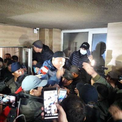 В Бишкеке начались столкновения двух митингующих сторон
