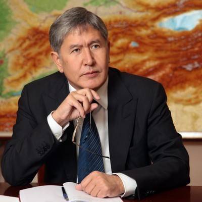 Неизвестные пытались обстрелять автомобиль экс-президента Киргизии Алмазбека Атамбаева