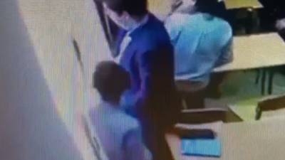 Видео из класса гимназии в Петербурге, из окна которой выпал ученик.