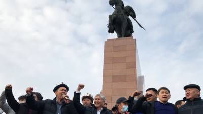 Члены СБ РФ обсудили с Путиным близкую к хаосу ситуацию в Киргизии