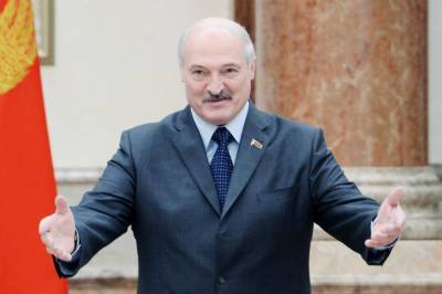 "Плакала на шее": Лукашенко рассказал о выезде Тихановской в Литву