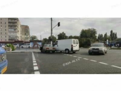 В Мелитополе на перекрестке столкнулись микроавтобус Fiat и «ВАЗ»