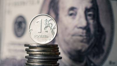 Смена настроений: курс доллара впервые за две недели опустился ниже 77 рублей