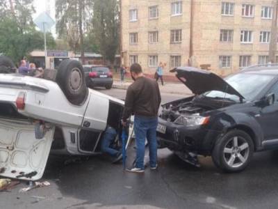 На Новой Дарнице в Киеве «Волга» от удара Mitsubishi перевернулась на крышу