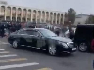 Экс-главу Киргизии попытались убить прямо на центральной площади Бишкека