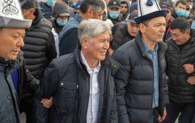 Экс-глава Кыргызстана показал следы пуль на авто