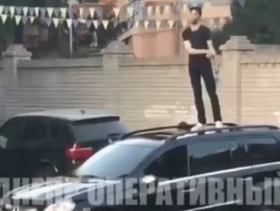 В Днепре пьяный подросток станцевал на крыше авто и обматерил полицейских (видео)