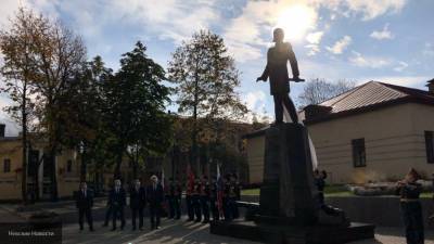 Памятник в честь промышленника Обухова открыли в Петербурге