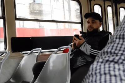 В Киеве пассажир отказался надеть маску в трамвае, попросил вызвать копов и убежал (видео)