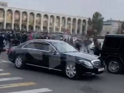 В Бишкеке обстреляли авто бывшего президента страны
