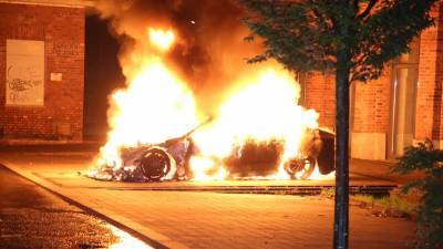 Машины и мусорные баки в огне, движение приостановлено: Берлин погрузился в хаос