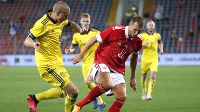 Черчесов объяснил замену Дзюбы в матче со Швецией