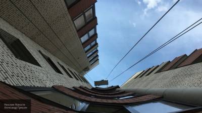 Момент падения мальчика из окна петербургской гимназии попал в Сеть