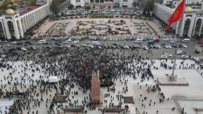 В Бишкеке произошли столкновения между сторонниками оппозиционных лидеров