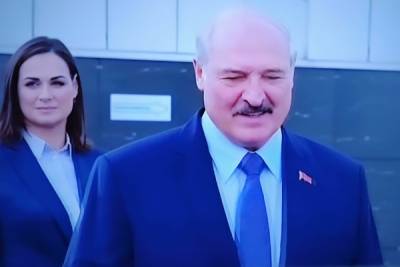 «Плакала на шее»: Лукашенко рассказал, как помог Тихановской уехать в Литву
