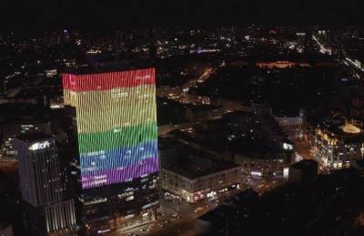 Представители ЛГБТ призвали к митингу под ТЦ после протеста Нацкорпуса из-за радужного флага