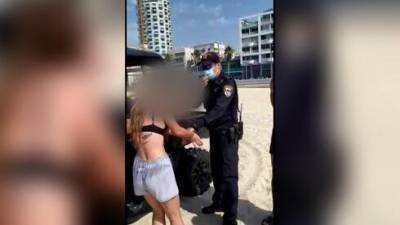 Видео: полицейский заковал в наручники девушку на пляже в Тель-Авиве