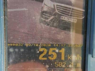 На трассе Киев – Одесса полиция зафиксировала бесстрашного лихача на черном Mercedes