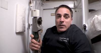 Астронавт NASA показал, как ходят в туалет на МКС