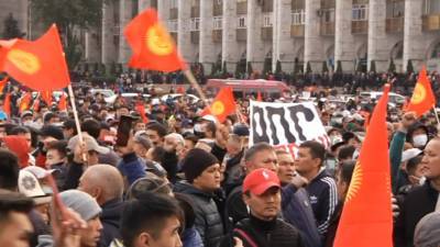 Режим ЧП и обстрел автомобиля экс-президента: как развивается ситуация с протестами в Киргизии