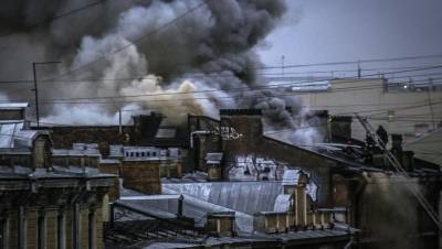 В центре Петербурга загорелась крыша бизнес-центра