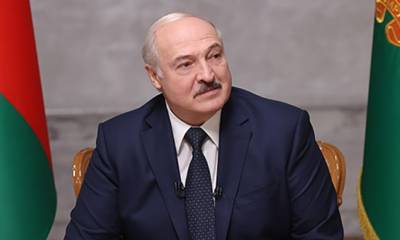 Лукашенко заявил, что дал Тихановской деньги
