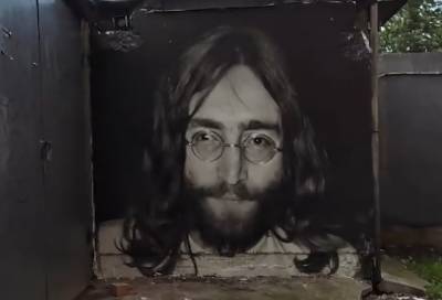 В сквере Цоя на Петроградке появилось граффити с Джоном Ленноном
