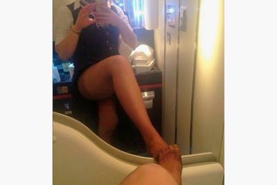 Откровенное фото стюардессы в туалете самолета восхитило пользователей сети