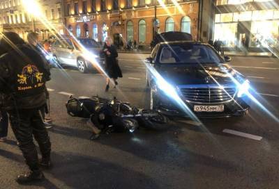 Видео: черный ВМW сбил мотоциклистку на Невском проспекте