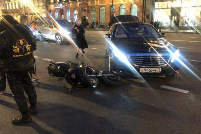 Мотоциклистка влетела в машину на Невском проспекте