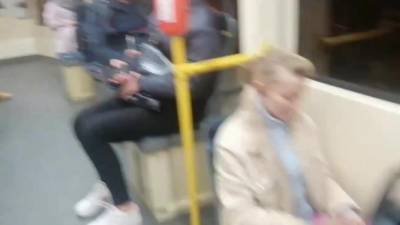 Назойливого блюстителя масочного порядка побили в петербургском трамвае