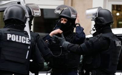 Во французском Авиньоне мужчина напал на полицейских. Его застрелили