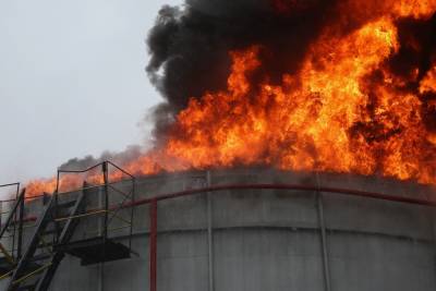 В результате взрыва и пожара на нефтебазе в Дагестане пострадал один человек