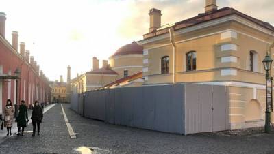 В Петропавловской крепости вырос незаконный бытовой городок
