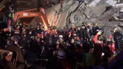Спасение в прямом эфире: из-под завалов в Измире извлекли мяукающую женщину