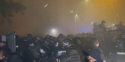 Столкновения под Шевченковским райсудом: полиция использовала против активистов слезоточивый газ, открыто производство