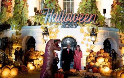 Трамп с женой пышно отметили Хеллоуин в Белом доме