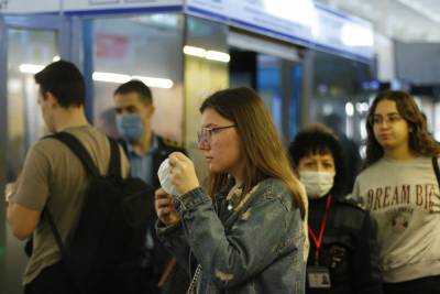 В метро Петербурга решили не показывать борьбу с нарушителями масочного режима