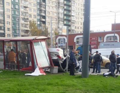 В Петербурге автомобиль протаранил остановку. Иномарка на большой скорости снесла людей, ожидавших автобуса