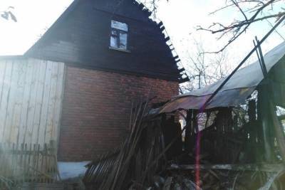 В Гагаринском районе пожарные отстояли дом у огня