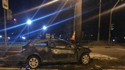 Под Ярославлем иномарка врезалась в столб – пострадал водитель