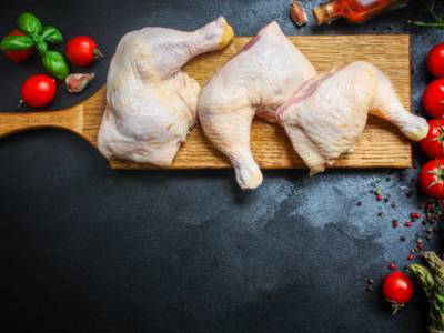 Врач рассказал о вреде некоторых частей тушки курицы для здоровья